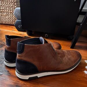 Crevo Men's Tan and Black Chukka Boots